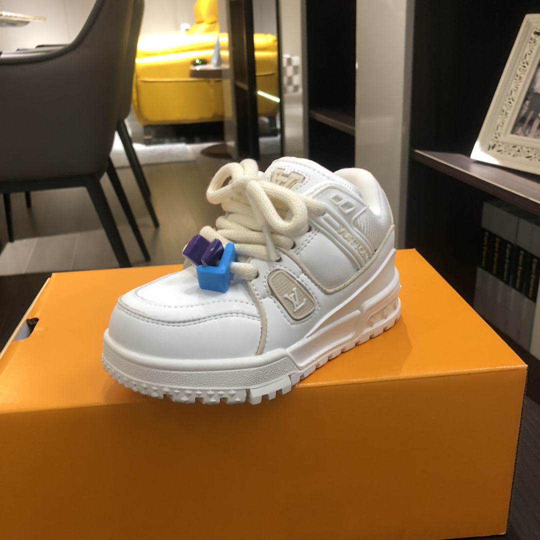 Children's shoes child